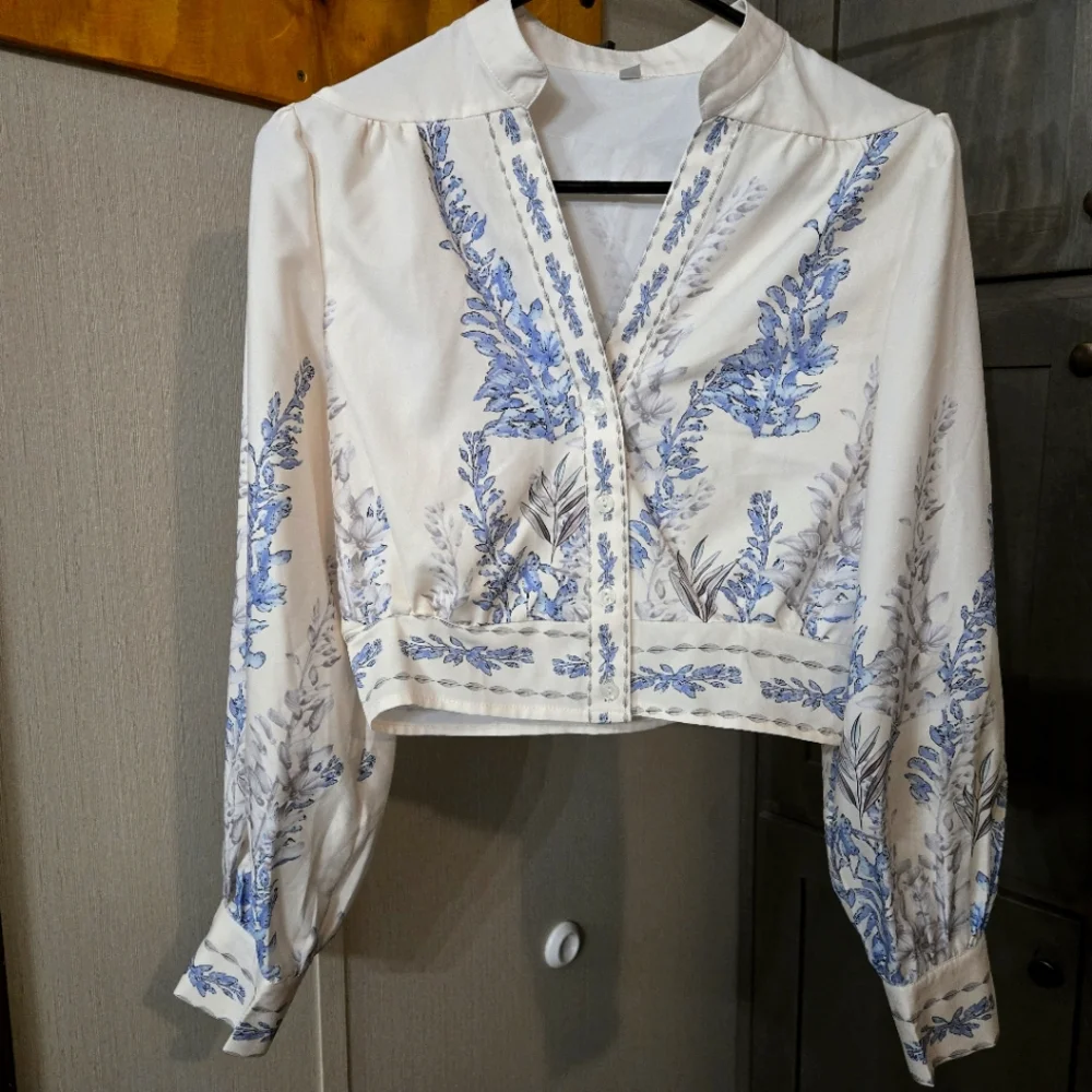 Beautiful Floral Country Blouse - Picture 2 of 5
